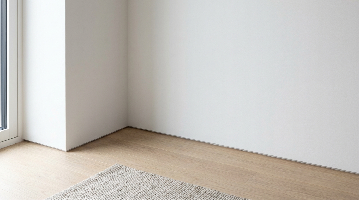 découvrez comment poser une plinthe invisible sur placo pour obtenir une finition 'mur flottant' élégante et sans difficulté, et transformez vos murs avec simplicité.